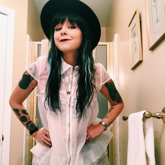 Meet your Posher, Tina - Picture 1 of 8